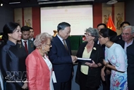 Top leader meets with embassy’s staff, representatives of Vietnamese community in France